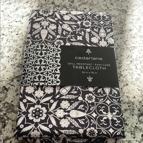 5/$30🏷️ Cerdarlane Black and White Tablecloth - Picture 1 of 3